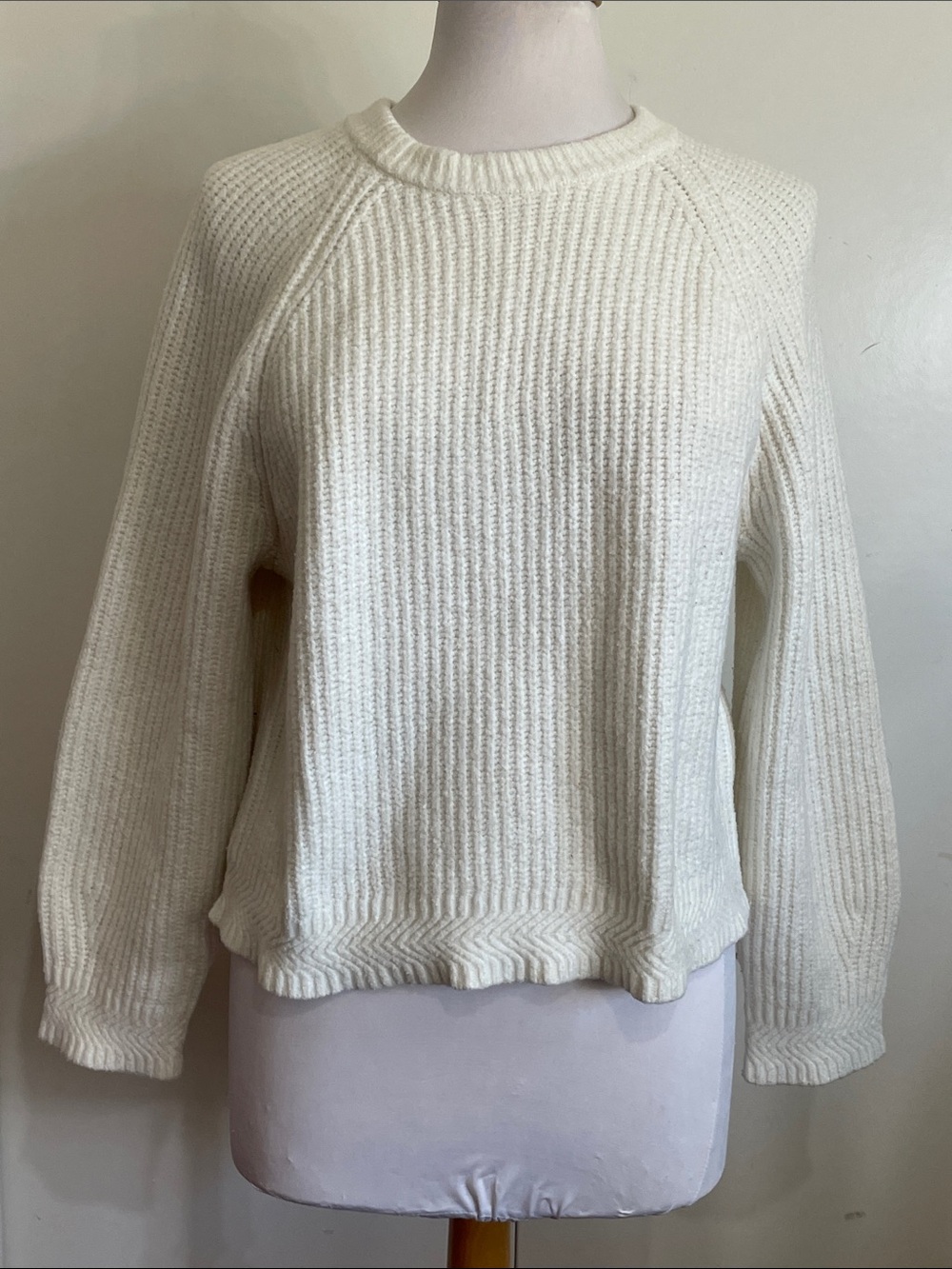 Universal Threads Women's White Pullover Thick Ribbed Knit Size Medium